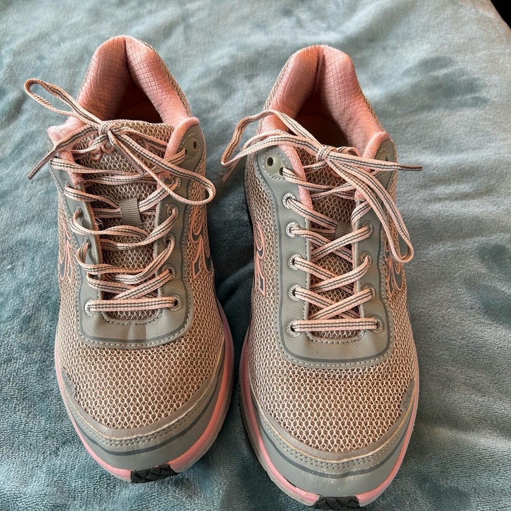 Gdefy walking shoes for knee pain